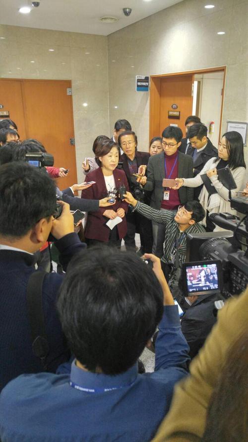 심상정 정의당 대표가 14일 오전 국회 정론관에서 박근혜 대통령과 추미애 더불어민주당 대표가 15일 양자회담을 하기로 한 데 대해 “국민들에게 야권 분열의 우려만 키우는 단독 회담을 반대한다”고 기자회견을 한 뒤 기자들의 질문에 답하고 있다. 김진철 기자 nowhere@hani.co.kr