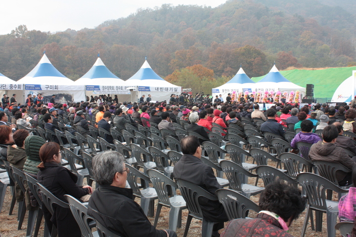 14일 낮 12시 ‘박정희 대통령 99회 탄신제’가 열린 경북 구미 박정희 전 대통령 생가 주변 특설무대 앞에 마련된 의자 곳곳이 비어있다. 김일우 기자 cooly@hani.co.kr