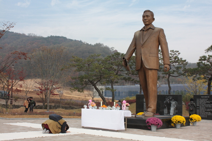 14일 오전 10시 ‘박정희 대통령 99회 탄신제’가 열린 경북 구미 박정희 전 대통령 생가 주변 박정희 전 대통령 동상 앞에서 한 사람이 절을 하고 있다. 김일우 기자 cooly@hani.co.kr