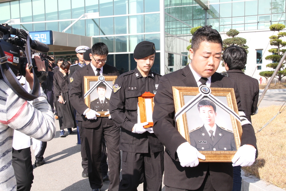 14일 강원 삼척 동해해양경비안전본부 특공대운동장에서 해경 특공대 김형욱(38) 경위와 박권병(30) 경장의 영결식이 엄수됐다. 동해해경 제공