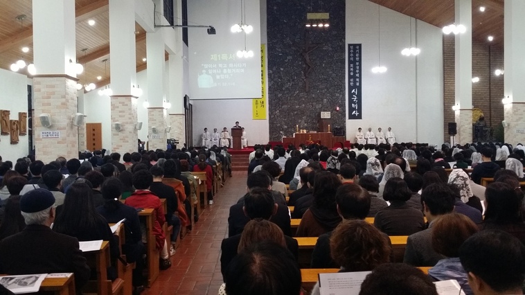 14일 저녁 7시30분께 부산 중구 대청동의 중앙성당에서 천주교 정의구현 부산교구 사제단의 시국미사가 열렸다.