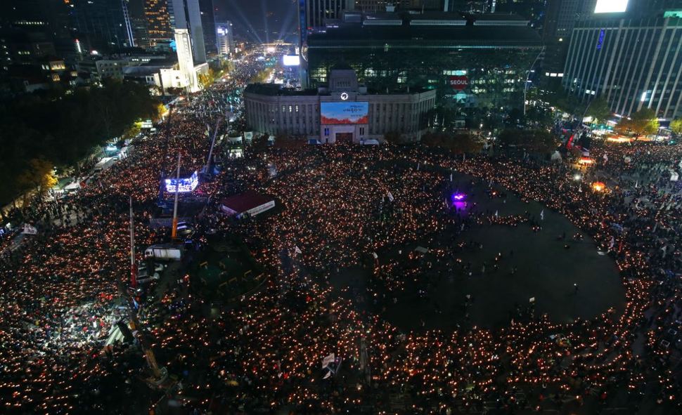 '모이자! 분노하자! #내려와라 박근혜 3차 범국민행동' 문화제가 12일 서울 광화문광장에서 열려 시민들이 촛불을 들어올리며 박 대통령의 퇴진을 촉구하고 있다.이정용 선임기자 lee312@hani.co.kr