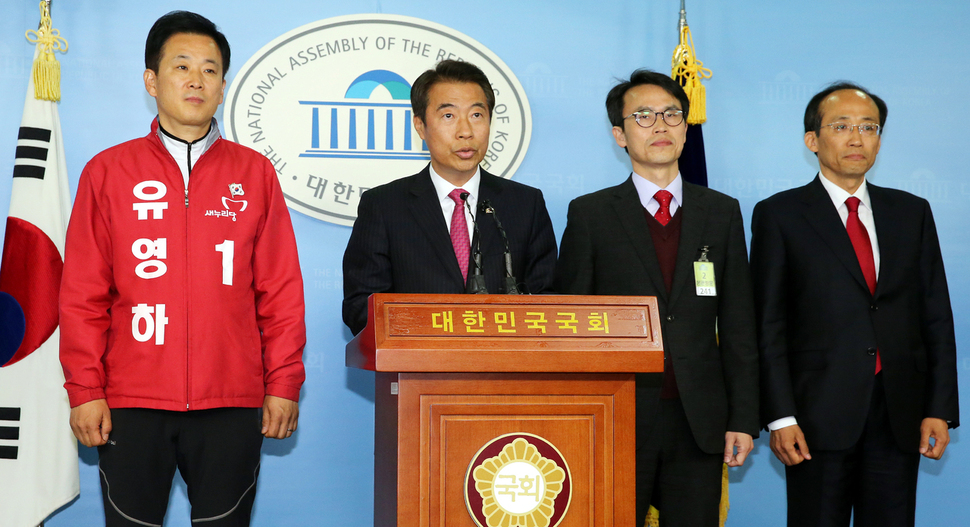 지난 총선 때 기자회견을 하는 새누리당 ’진박’ 후보들. 맨 왼쪽이 유영하 변호사.