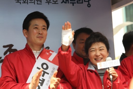 2012년 총선에서 박근혜 당시 새누리당 비대위원장과 선거 유세를 하고 있는 유영하 변호사(왼쪽). 출처 : 유영하 블로그
