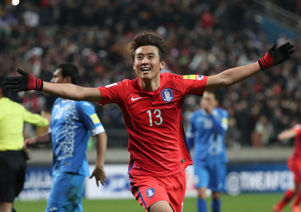 한국 축구대표팀 구자철이 15일 밤 서울월드컵경기장에서 열린 우즈베키스탄과의 2018 러시아월드컵 아시아 최종예선 A조 5차전 후반 40분 극적인 역전골을 성공시킨 뒤 환호하고 있다. 연합뉴스