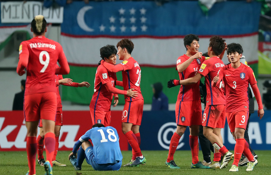 한국 축구대표팀 선수들이 15일 저녁 서울월드컵경기장에서 열린 우즈베키스탄과의 2018 러시아월드컵 아시아 최종예선 A조 5차전에서 2-1로 역전승을 거둔 뒤 승리를 자축하고 있다. 연합뉴스