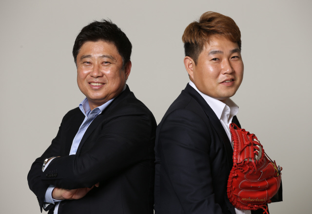 2016 케이비오(KBO)리그 통합우승을 차지한 두산의 김태형 감독(왼쪽)과 포수 양의지가 11일 한겨레신문사에서 사진 촬영을 하며 미소를 지어 보이고 있다.