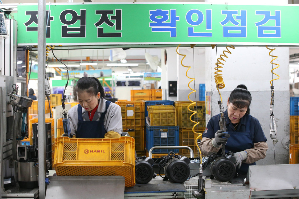 지난달 18일 오전 경기도 부천시 신한일전기주식회사 공장에서 장년의 여성 노동자들이 펌프를 조립하고 있다. 이 회사는 1998년 이후 이렇다 할 신규채용을 하지 못해 여성노동자의 평균연령이 49살에 달한다. 부천/ 김봉규 선임기자 bong9@hani.co.kr