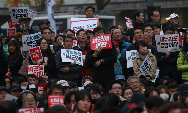 지난 5일 오후 서울 광화문광장에서 열린 최순실 국정농단 의혹을 규탄하는 2차 범국민행동 '이게나라랴 박근혜 퇴진하라' 집회. ”새누리도 공범이다”라는 피켓이 눈에 띄었다. 신소영 기자 viator@hani.co.kr