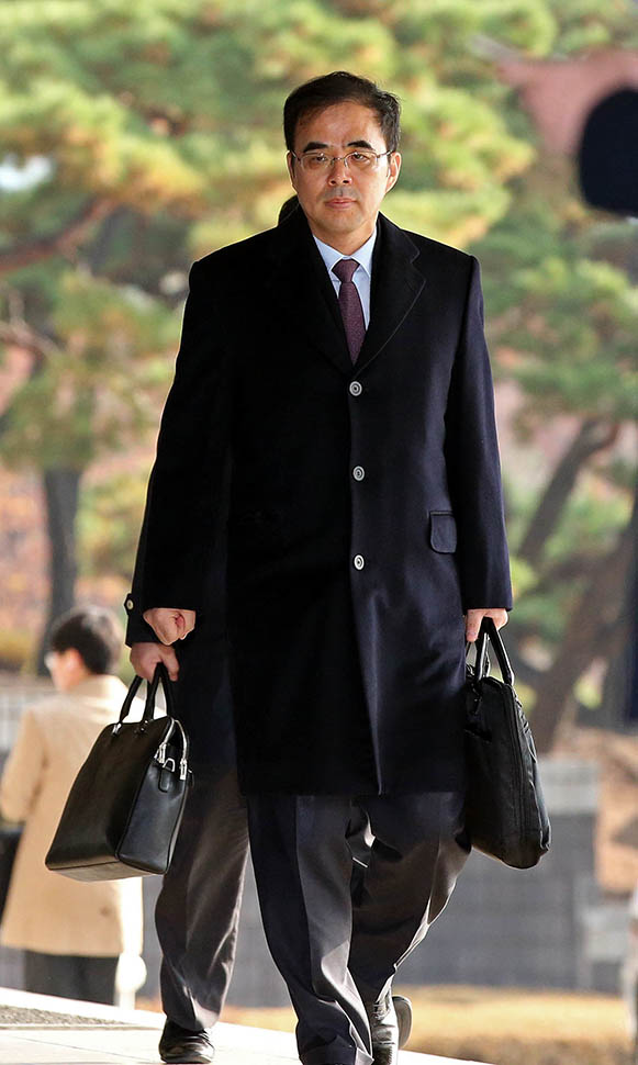 최순실 이권 지원 의혹을 받고 있는 김종 전 문화체육관광부 2차관이 지난 16일 오전 피의자 신분으로 서울 서초구 중앙지검에 출석하고 있다. 김봉규 선임기자 bong9@hani.co.kr 최순실 이권 지원 의혹을 받고 있는 김종 전 문화체육관광부 2차관이 지난 16일 오전 피의자 신분으로 서울 서초구 중앙지검에 출석하고 있다. 김봉규 선임기자 bong9@hani.co.kr