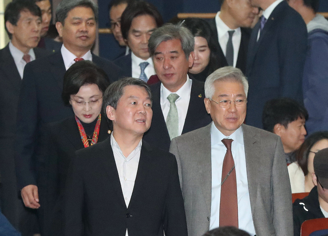 안철수 국민의당 전 상임공동대표가 지난 16일 오후 경기도 화성시 수원대에서 ‘4차 산업과 우리의 미래’를 주제로 강연을 하기 위해 이인수 총장(오른쪽) 등과 함께 입장하고 있다. 수원/연합뉴스