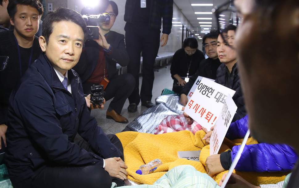 남경필 경기도지사가 17일 오후 국회에서 '박 대통령과 최순실 의혹'과 관련해 새누리당 이정현 대표의 사퇴를 요구하며 단식 농성중인 원외 당협위원장들을 방문해 대화하고 있다. 연합뉴스