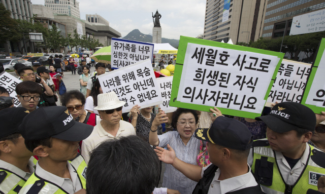 엄마부대 회원들이 2014년 7월18일 오전 서울 종로구 광화문광장에 설치된 '세월호 가족 단식 농성장' 앞에서 세월호 희생자 가족들이 단식 농성으로 정치적 이익을 얻으려 한다고 주장하며 집회를 열고 있다. 김성광 기자 flysg2@hani.co.kr