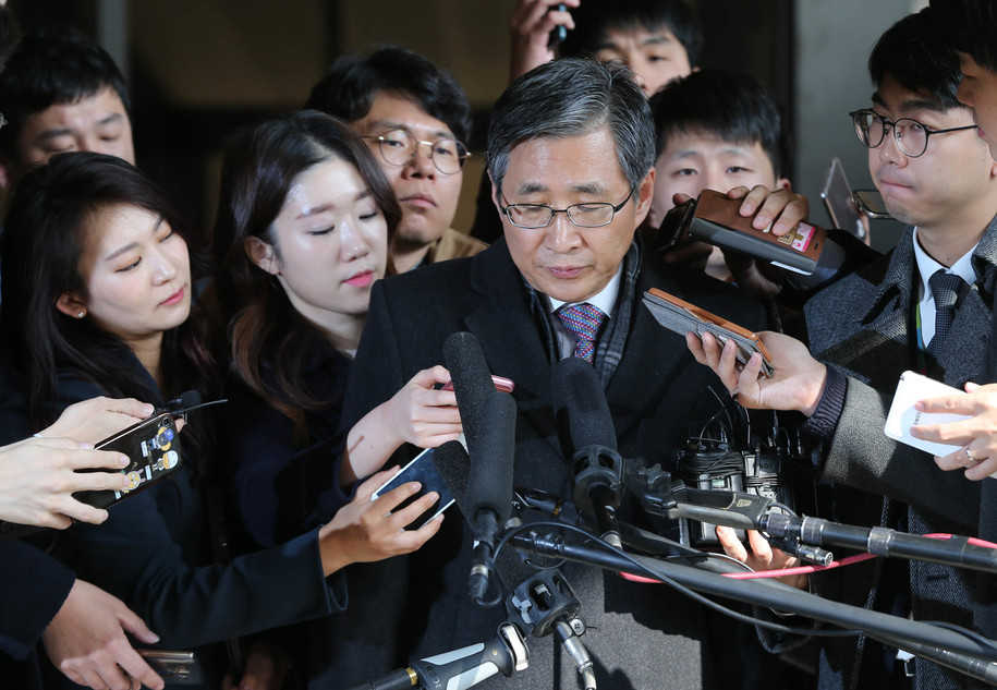 조원동 전 청와대 경제수석이 이미경 CJ그룹 부회장에게 부당한 퇴진 압력을 행사했다는 의혹에 대해 조사를 받으러 17일 오후 서울 서초동 서울중앙지검에 나와 기자들의 질문에 답하고 있다. 공동취재사진 <한겨레> 김정효 기자 hyopd@hani.co.kr