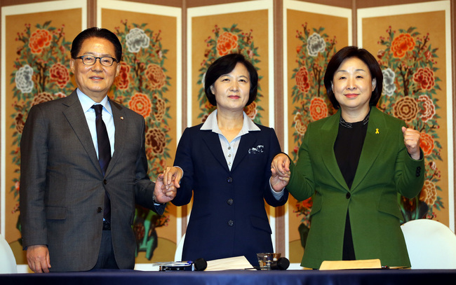 17일 오후 국회 사랑재에서 야3당 대표들이 회동을 하고 있다. 왼쪽부터 박지원 국민의당 비상대책위원장, 추미애 더불어민주당 대표, 심상정 정의당 대표. 김태형 기자 xogud555@hani.co.kr
