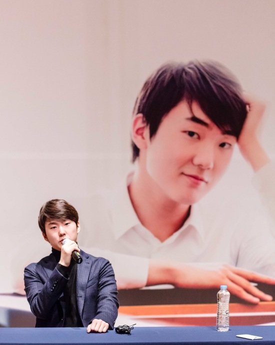 첫 스튜디오 녹음 정규앨범 <쇼팽: 피아노협주곡 1번·발라드>를 낸 피아니스트 조성진이 16일 서울 제이시시아트센터 콘서트홀에서 기자간담회를 열어 음반 발매 뒷얘기와 앞으로 연주 일정 등을 소개했다.