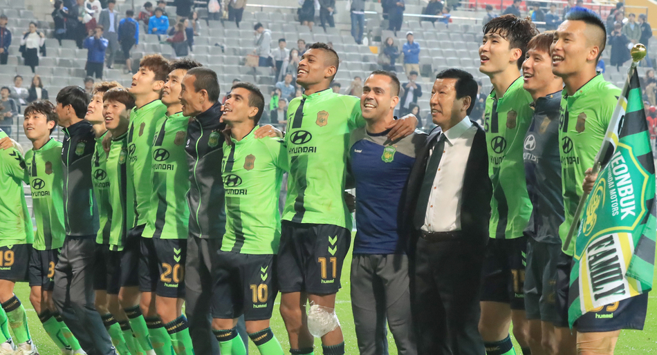전북 현대 최강희 감독과 선수들이 지난 10월19일 서울월드컵경기장에서 열린 2016 아시아축구연맹(AFC) 챔피언스리그 4강 2차전에서 FC서울을 잡고 결승에 오른 뒤 환호하고 있다. 연합뉴스