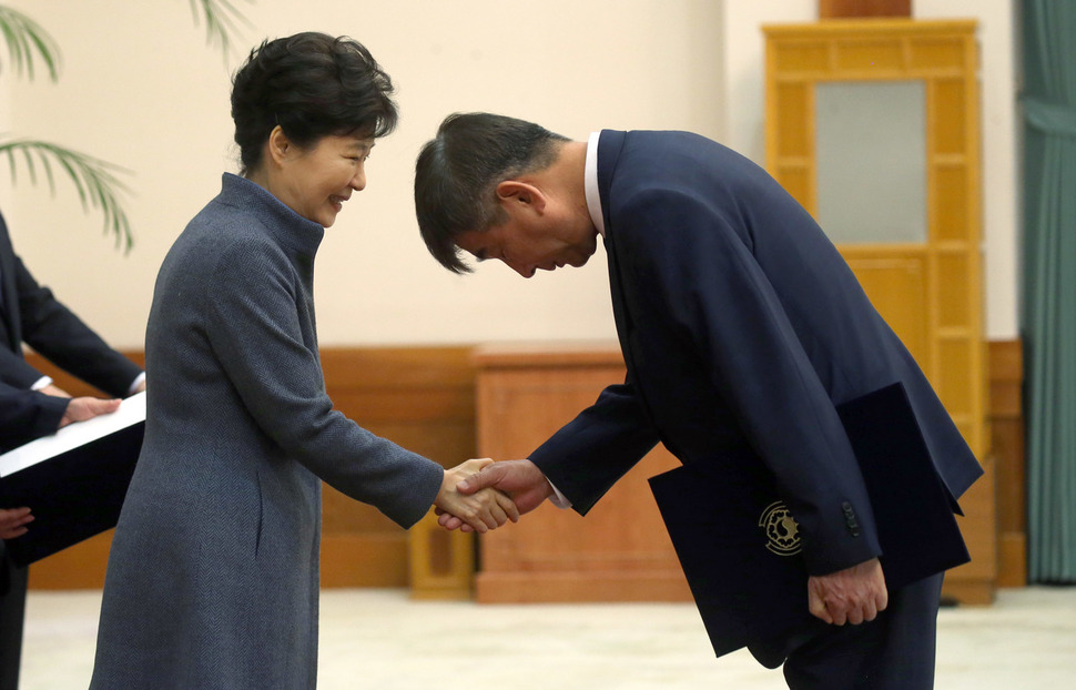 박근혜 대통령이 18일 청와대에서 열린 신임 정무직 임명장 수여식에서 최재경 민정수석에게 임명장을 수여하고 있다. 청와대사진기자단