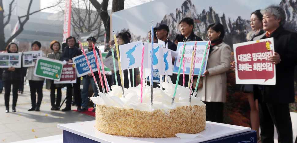 18일 오전 서울 정부서울청사 앞에서 금강산기업인협의회와 남북경협기업비상대책위 공동 주최로 열린 금강산 관광 18주년 기자회견에서 참가자들이 금강산 관광 재개를 촉구하고 있다. 김경호 선임기자 jijae@hani.co.kr