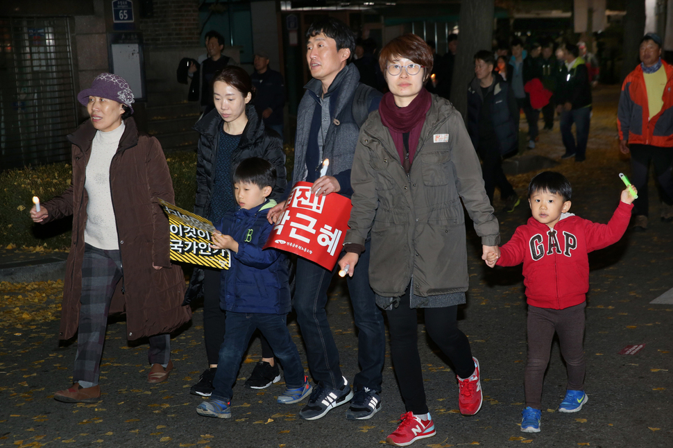 박근혜 대통령 퇴진 촉구 3차 범국민대회가 열린 지난 12일 밤 한 손에 촛불을, 또 한 손엔 ‘퇴진 박근혜’ 손팻말을 든 시민들이 광화문광장을 따라 걷고 있다. 부모님과 아이들의 손을 잡고 나선 3대 한 가족의 행진, 이날 광장을 가득 메운 수많은 필부필부, 이들이 바로 박근혜 대통령의 실정과 거짓말에 실망하고 성난 100만 촛불의 주인공들이다. 오늘 그 분노의 촛불을 든 이들이 더 많아질 것을 아는가? 강재훈 선임기자 khan@hani.co.kr