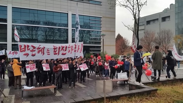 19일 오후 전남대 후문에서 거리행진을 출발하기 전 전남대 ‘역전의 용사’들과 대학생 후배들이 자유발언을 하고 있다.