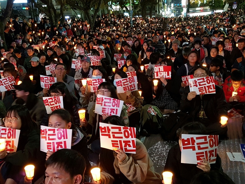 19일 오후 6시 제주시청 앞에서 열린 제주 촛불집회에는 5천여명 이상의 시민고 학생들이 모여 ‘박근혜 하야’를 외쳤다.