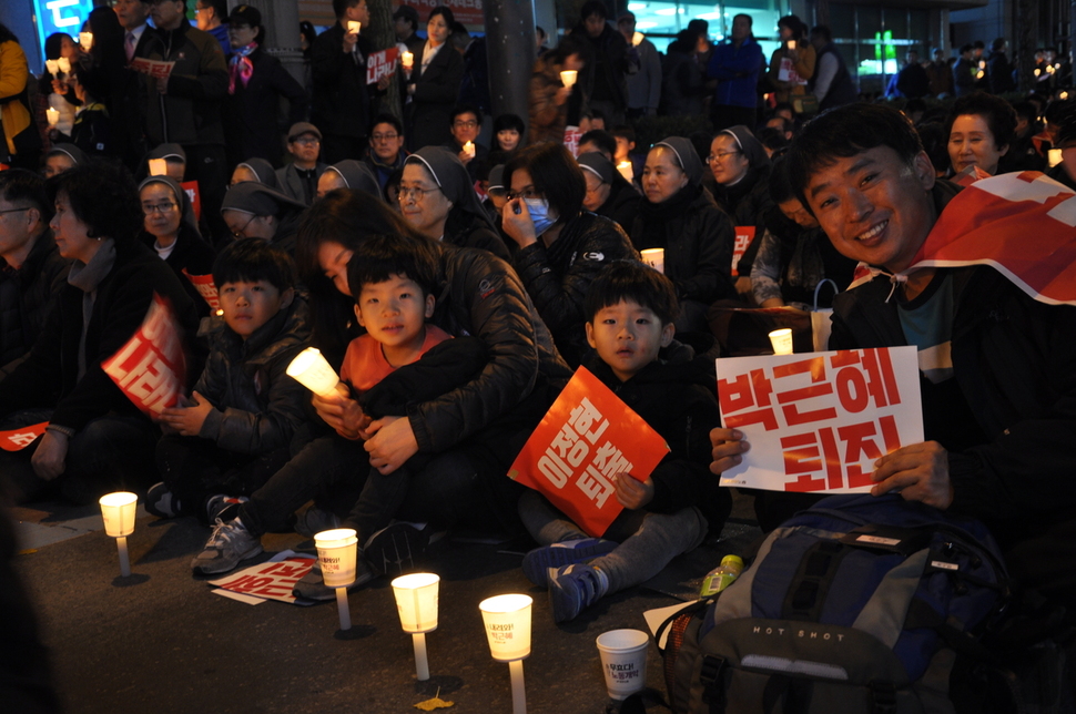 19일 순천 촛불집회에는 주말을 맞아 함께 참여한 가족과 학생들이 많이 눈에 띄었다.
