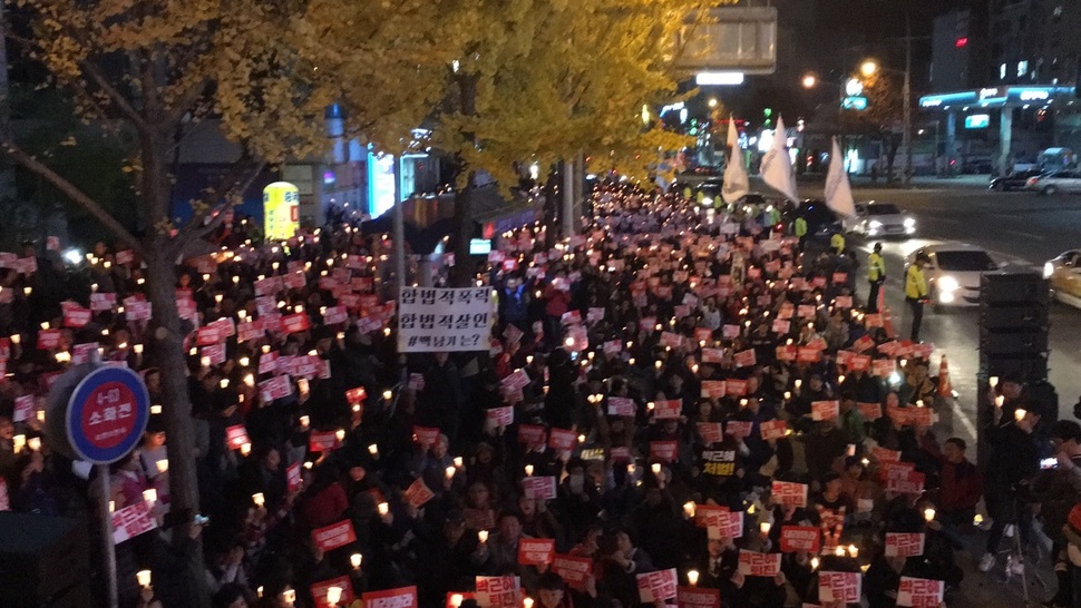 순천시민들이 19일 연향동 국민은행 앞길에서 박근혜 대통령과 이정현 새누리당 대표의 퇴진을 촉구하는 촛불집회를 열고 있다.