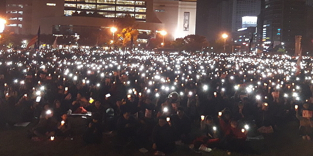 19일 저녁 경남 창원시 창원광장에도 박근혜 대통령 퇴진을 요구하는 1만여개의 촛불이 밝혀졌다.