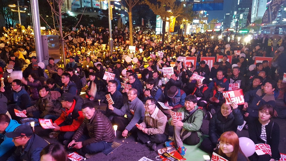 19일 울산 롯데백화점 앞에서 시민 노동자 학생 등 7000여명(주최 쪽 추산 연인원)이 모인 가운데 ‘박근혜 퇴진 울산시민대회’가 열렸다. 사진 신동명 기자.