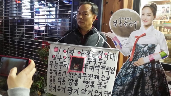 19일 저녁 세번째 대규모 촛불집회가 열린 대구 중구 대중교통전용지구에서 정진석씨가 목에 팻말을 걸고 박근혜 대통령 퇴진을 요구하고 있다. 김일우 기자 cooly@hani.co.kr