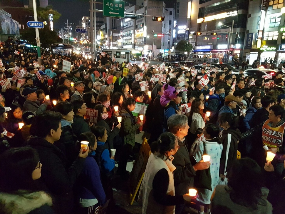 19일 오후 제주시청 앞 도로에서 열린 제5차 제주도민 촛불집회 참가자들이 거리행진을 하고 있다.