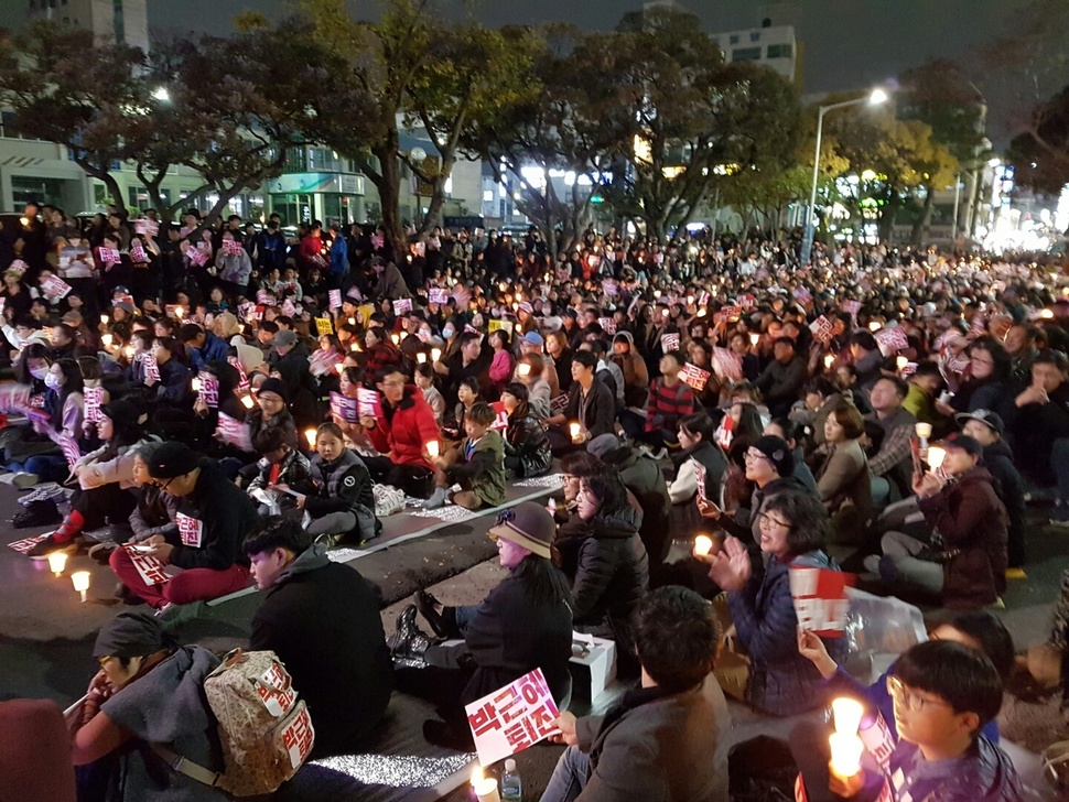 19일 오후 6시 제주시청 앞 도로에서 열린 제5차 제주도민 촛불집회에는 주최 쪽 추산 6천여명의 학생·시민들이 참가해 ‘박근혜 퇴진’을 촉구했다.