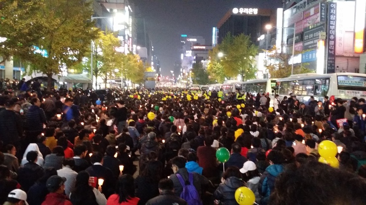 19일 오후 8시께 부산 부산진구 쥬디스태화백화점 열린  ‘박근혜 하야 시국집회’에 모인 시민들.