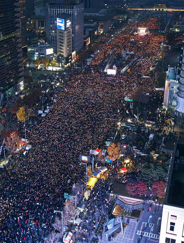 19일 오후 서울 광화문광장 일대에서 열린 제4차 촛불집회에서 광화문광장을 가득 메운 시민들이 촛불을 밝히며 대통령 퇴진을 주장하고 있다. 사진공동취재단