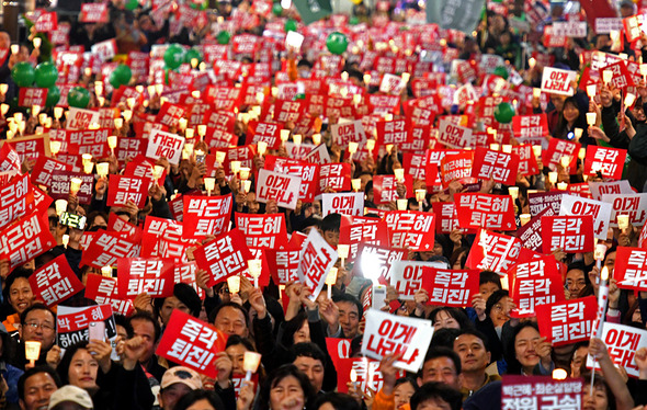 19일 부산 부산진구 서면 쥬디스태화 앞에서 열린 촛불집회에서 시민들이 박근혜 대통령 퇴진을 요구하고 있다. 사진공동취재단
