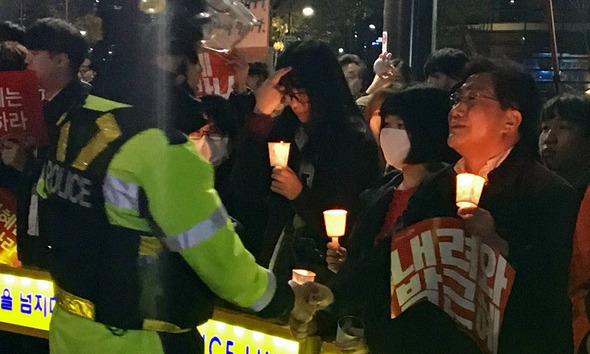 [7신] 내자교차로 ‘비폭력 연좌시위’…자유발언 봇물