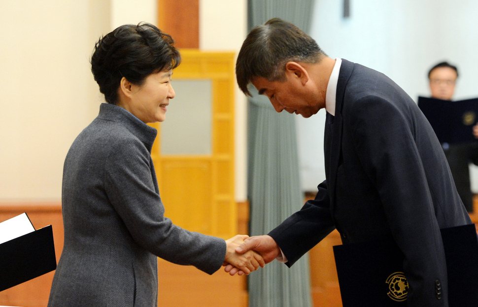 박근혜 대통령이 18일 청와대에서 열린 신임 정무직 임명장 수여식에서 최재경 민정수석에게 임명장을 수여하고있다. 청와대사진기자단