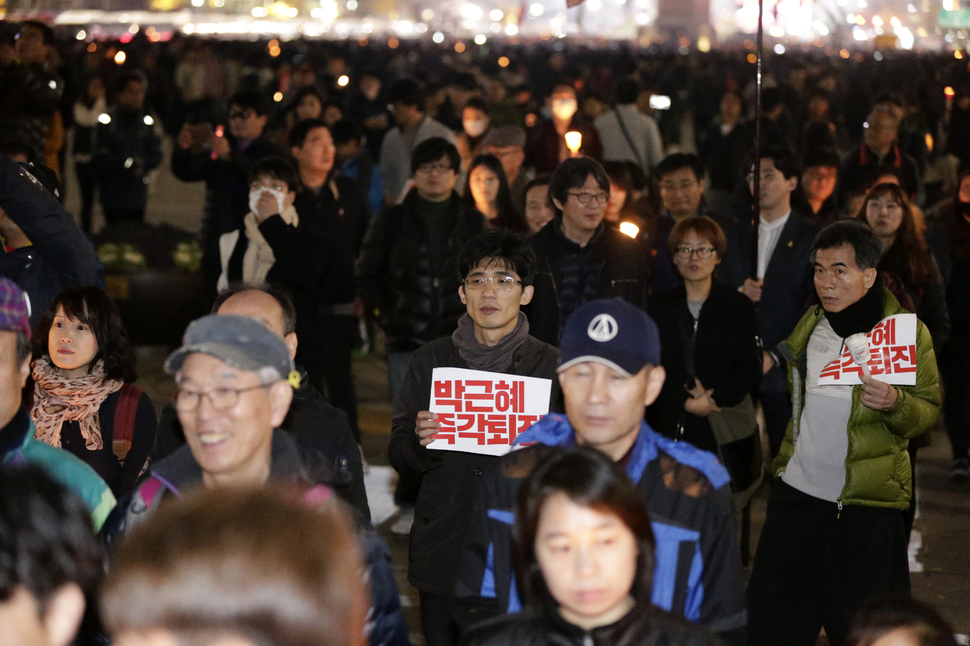 100만명은 하나처럼 행동했다. 100만명이 모인 12일에 이어 19일 열린 촛불집회 행진도 마찬가지였다. 19일 저녁 8시30분께 서울 광화문광장에서 열린 ‘최순실 게이트 진상규명과 박근혜 대통령 퇴진 촉구 4차 촛불집회’에 참여한 <한겨레> 음성원 기자가 경복궁 쪽으로 향하는 행진 대열을 따라가고 있다. 김명진 기자 littleprince@hani.co.k