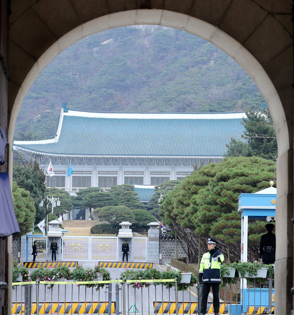 21일 청와대 정문(일명 11문) 앞에서 경찰 근무자가 근무를 서고 있다. 연합뉴스