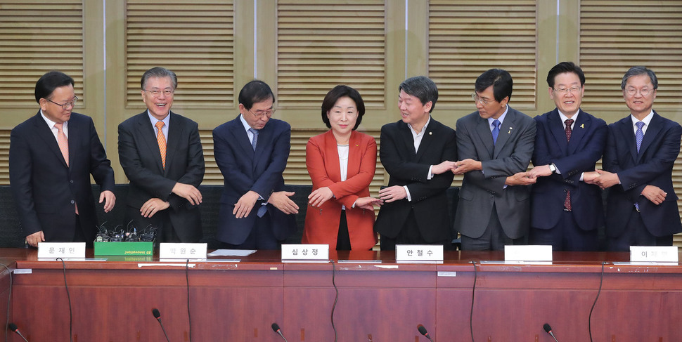 20일 오전 국회 의원회관에서 열린 '비상시국 정치회의'에서 야권 대선주자들이 함께 포즈를 취하고 있다. 왼쪽부터 김부겸, 문재인, 박원순, 심상정, 안철수, 안희정, 이재명, 천정배. 연합뉴스