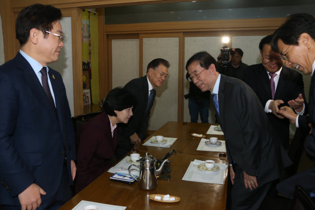 더불어민주당 추미애 대표와 대선후보로 거론되는 인사들이 8일 오전 서울 여의도의 한 식당에서 만나 박근혜-최순실 게이트로 인한 국정 혼란 상황에 대한 수습책을 논의하려고 자리에 앉고 있다. 맨 왼쪽이 이재명 성남시장, 오른쪽 셋째가 박원순 서울시장.  이정우 선임기자 woo@hani.co.kr