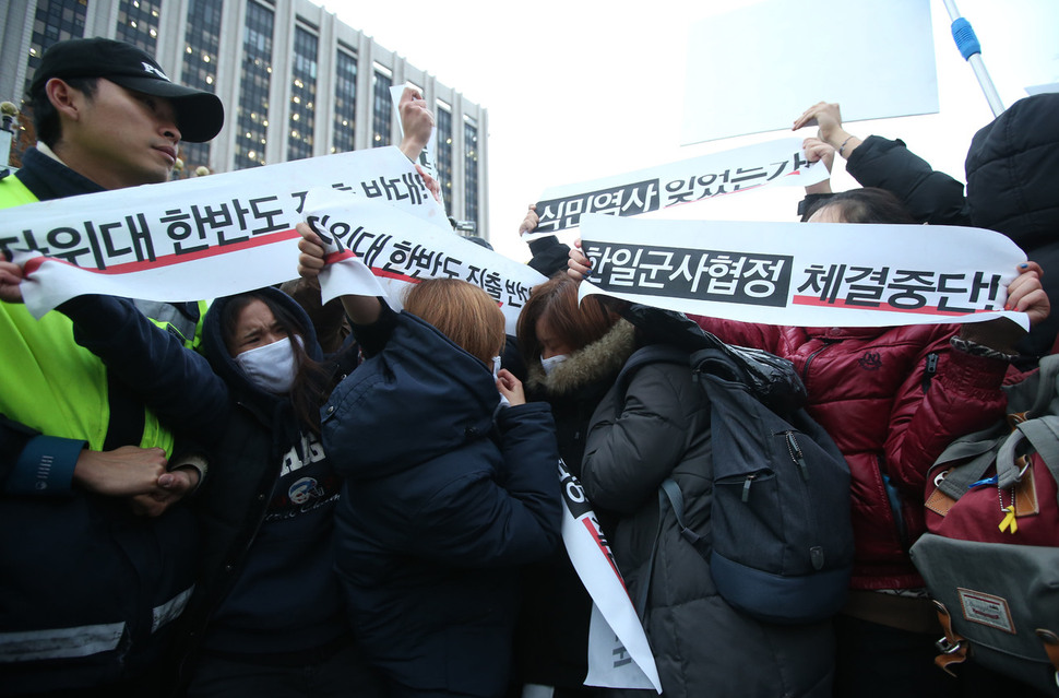 ‘평화와 통일을 여는 사람들’ 등 시민단체 회원들과 대학생들이 22일 오전 서울 세종로 정부서울청사 앞에서 ‘한·일군사비밀정보보호협정(GSOMIA)의 국무회의 통과를 반대하는 시위를 벌이고 있다. 신소영 기자 viator@hani.co.kr