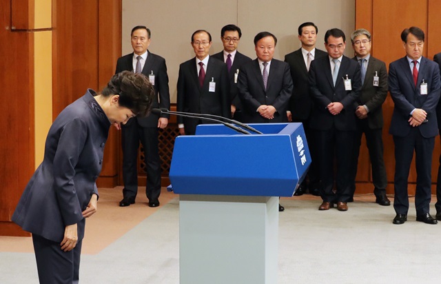 그는 왜 7시간의 행적을 숨기는 것일까. 박근혜 대통령이 10월25일 청와대에서 ‘연설문 유출’ 의혹에 대국민 사과를 한 뒤 인사하고 있다. 청와대사진기자단