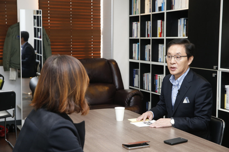 정두언 전 새누리당 의원이 20일 오후 서울 서대문구 남가좌동 사무실에서 인터뷰하고 있다. 이정아 기자 leej@hani.co.kr