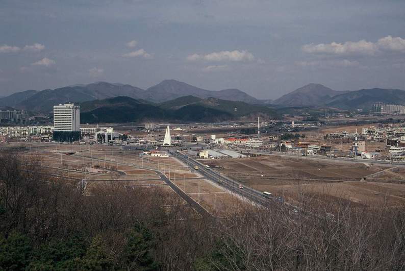 울산 남구 신복교차로 일대의 1996년 모습. 경부고속도로와 통하는 울산고속도로 입구에 위치해 ‘울산의 관문’으로 일컬어지지만 아직 주변이 대부분 농경지로 남아 있다.