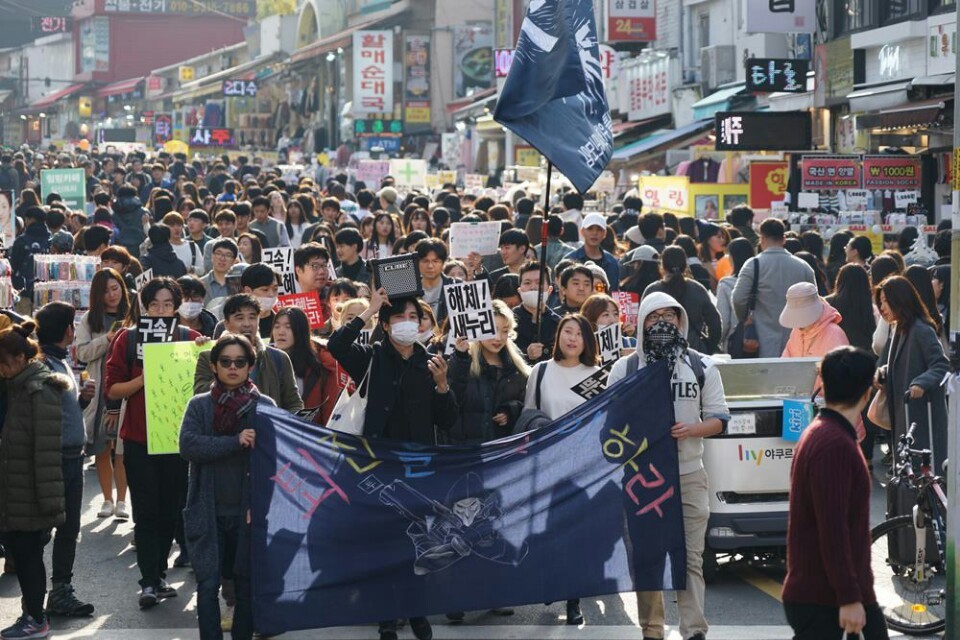 지난 12일 서울 마포구 주민들이 ‘박근혜 대통령 퇴진’, ‘새누리당 해체’ 등을 외치며 마포구 일대를 행진했다. 사진 정현석씨 제공.