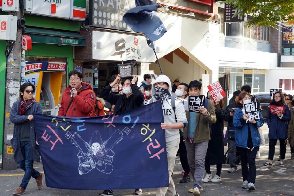 지난 12일 서울 마포구 주민들이 ‘박근혜 대통령 퇴진’, ‘새누리당 해체’ 등을 외치며 마포구 일대를 행진했다. 사진 정현석씨 제공.