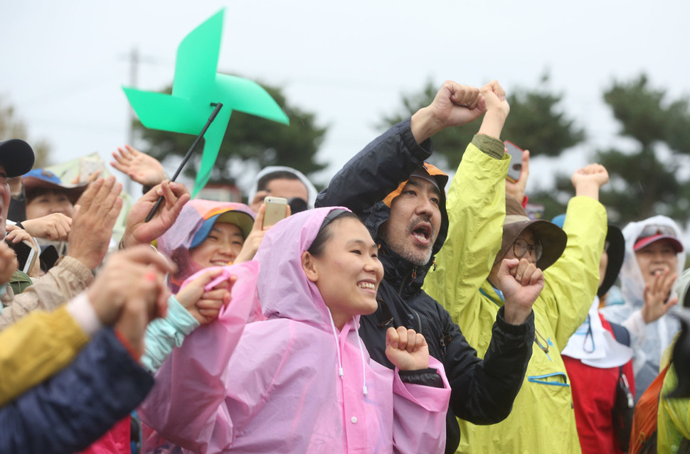 2016 제주올레 걷기축제 첫날인 10월21일 오전 참가자들이 서귀포시 시흥초등학교에서 첫날 마무리 행사로 열린 장필순과 신동수 재즈유닛의 공연을 보고 있다.