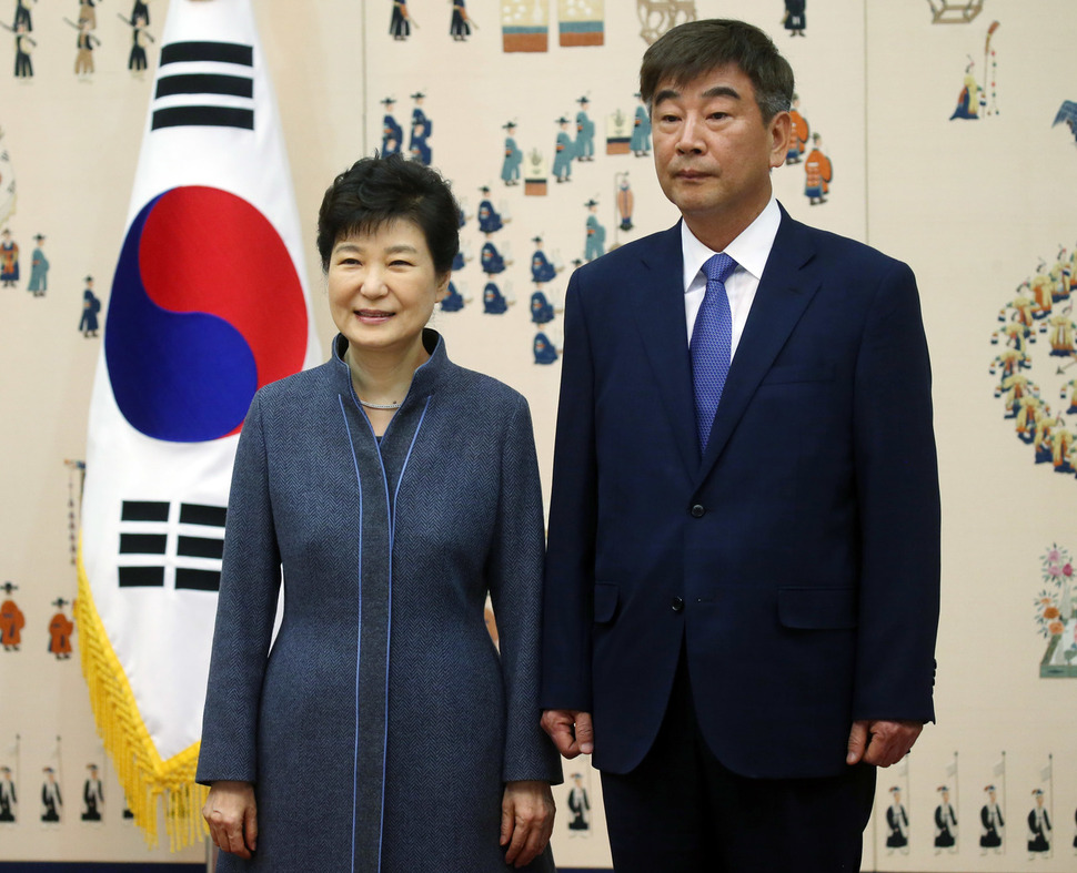 박근혜 대통령이 18일 청와대에서 열린 신임 정무직 임명장 수여식에서 최재경 민정수석과 기념사진을 찍고 있다. 청와대사진기자단